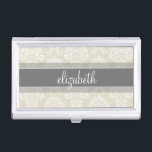 Gray en Linen  Damask Patroon met Naam Visitekaarthouder<br><div class="desc">Show van uw stijl met een elegant patroon met een klastige doopvont die voor een vrouwelijke vrouw wordt ontworpen. Voeg jouw naam of monogram toe. Als u aanpassingen aan het kunstwerk moet aanbrengen,  klik op de pas het knoop aan om veranderingen aan te brengen.</div>