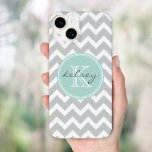 Gray en Mint Chevron Aangepast monogram Case-Mate iPhone Case<br><div class="desc">Kute en girly design met een modern preppy zigzag chevron patroon,  op maat gemaakt met uw eigen monogram en initiaal in een lijst met een kickercirkel. Klik aanpassen het om de monogram tekstdoopvonten en de kleuren in creëer uw eigen van een soortontwerp te veranderen. Schattige en unieke cadeautjes!</div>