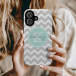 Gray en Mint Chevron Aangepast monogram iPhone 16 Hoesje<br><div class="desc">Kute en girly design met een modern preppy zigzag chevron patroon,  op maat gemaakt met uw eigen monogram en initiaal in een lijst met een kickercirkel. Klik aanpassen het om de monogram tekstdoopvonten en de kleuren in creëer uw eigen van een soortontwerp te veranderen. Schattige en unieke cadeautjes!</div>