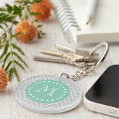 Gray en Mint Green Modern Chevron Monogram Sleutelhanger (Voorkant Rechts)