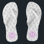 Gray en Paars Marokkaans Quatrefoil Monogram Teenslippers<br><div class="desc">Aangepast gedrukte flip flop sandalen met een stijlvol Marokkaans quatrefoliepatroon en uw aangepast monogram of andere tekst in een cirkelvormig lijst. Klik aanpassen het om tekstdoopvonten en kleuren te veranderen of uw eigen afbeeldingen toe te voegen om unieke één van een soortontwerp te creëer!</div>