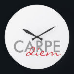 Gray en Red aangepaste Latijnse citaten Carpe Diem Grote Klok<br><div class="desc">Grijze en rode gepersonaliseerde tekst latijns gezegden De wandklokken van de Diem van de Carpe. Schriftelijk ontwerp voor ronde wandklok, gemaakt door red_dress, met de grijze en rode Latijnse woorden "Carpe diem" tegen een witte achtergrond. Pas eenvoudig de wandklokken van het type Carpe Diem aan met uw favoriete kleuren en...</div>
