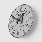 Gray en zwart Floral Monogram Letter H Aangepast Ronde Klok (Hoek)