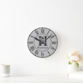 Gray en zwart Floral Monogram Letter H Aangepast Ronde Klok (Huis)