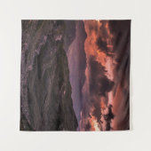 GRAY EN ZWARTE MOUNTAINEN ONDER CLOUDY SKY TIJDENS WANDKLEED (Voorkant (horizontaal))