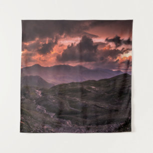 GRAY EN ZWARTE MOUNTAINEN ONDER CLOUDY SKY TIJDENS WANDKLEED