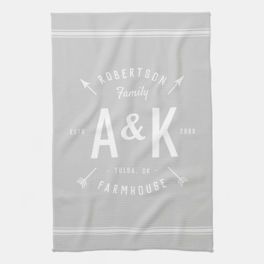 Gray Farmhouse Arrow Monogram | bewerkbare kleuren Theedoek (Verticaal)