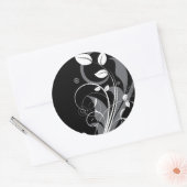 Gray Floral Pattern op Black Ronde Sticker (Envelop)