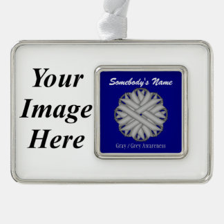 Gray Flower Ribbon Tmpl (H-I) door Kenneth Yoncich Verzilverd Omlijst Ornament