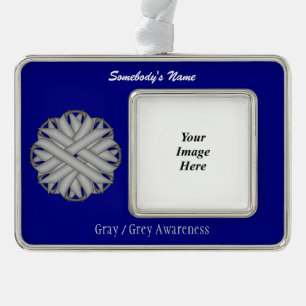 Gray Flower Ribbon Tmpl (H-O) door Kenneth Yoncich Verzilverd Omlijst Ornament