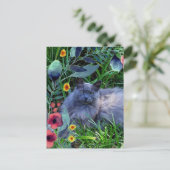 Gray Fluffy Cat in tuin met bloemen Briefkaart (Staand voorkant)