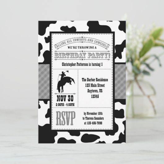 Gray Gray Koeienhuid Cowboy Birthday Uitnodiging (Staand voorkant)