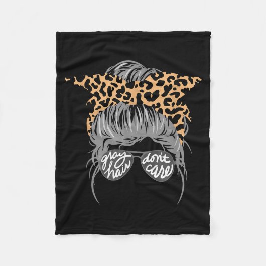 Gray Hair Don’t Care Messy Bun Fleece Deken (Voorkant)