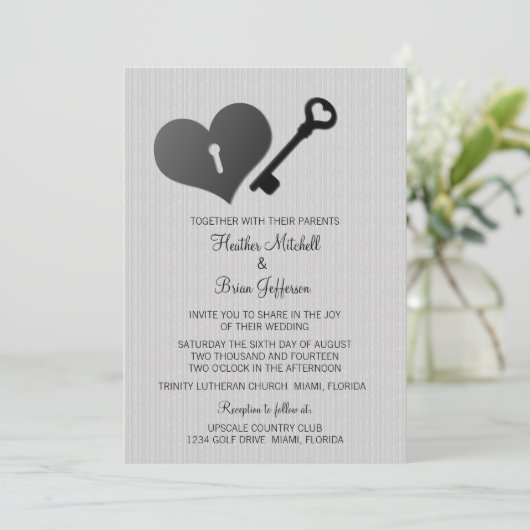 Gray Heart Lock en Key Wedding Invite Kaart (Staand voorkant)