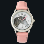 Gray Horse Horloge<br><div class="desc">Een pastelportret van een mooi grijs paard. Pas deze aan door de achtergrondkleur te wijzigen zodat deze bij uzelf past!</div>