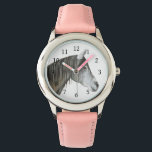 Gray Horse Horloge<br><div class="desc">Een pastelportret van een mooi grijs paard. Pas deze aan door de achtergrondkleur te wijzigen zodat deze bij uzelf past!</div>