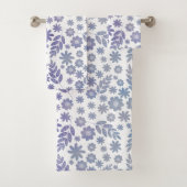 Gray & Lavender Floral Pattern Bad Handdoek (Insitu)