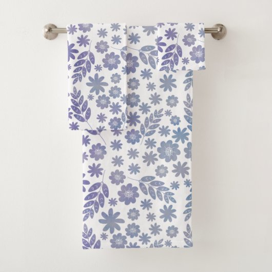 Gray & Lavender Floral Pattern Bad Handdoek (Insitu)