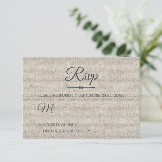 Gray Linen Chic Script Wedding RSVP Kaart (Staand voorkant)