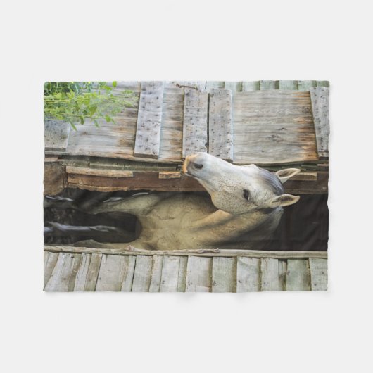 Gray Mare en Barn Horses Fleece Deken (Voorkant (Horizontaal))