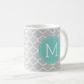 Gray Marokko Quatrefoil Patroon met monogram Koffiemok (Voorkant rechts)
