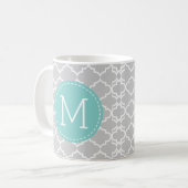 Gray Marokko Quatrefoil Patroon met monogram Koffiemok (Voorkant links)