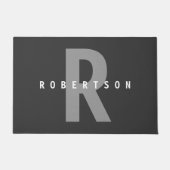 Gray Modern Trendy Monogram Familienaam Deurmat (Voorkant)