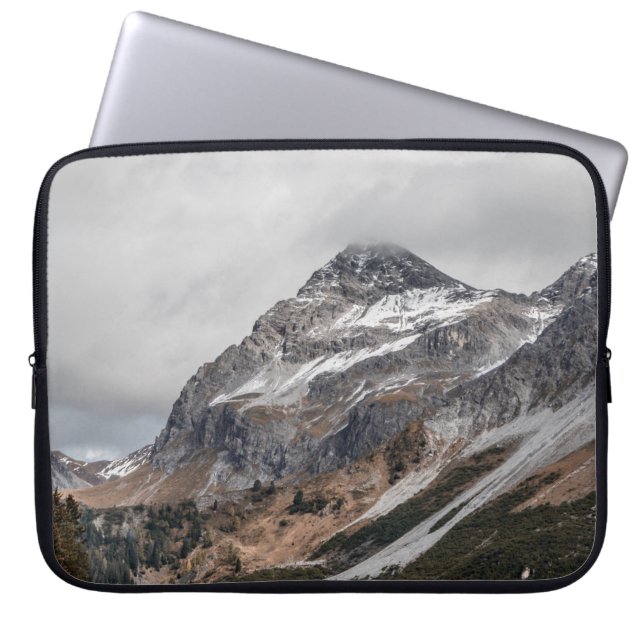 GRAY MOUNTAINS MET SNEEUW GEPAKT MET TR LAPTOP SLEEVE (Voorkant)
