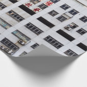 GRAY MULTISTORY BUILDING MET RED ORIENTAL SCRIPT CADEAUPAPIER (Hoek)