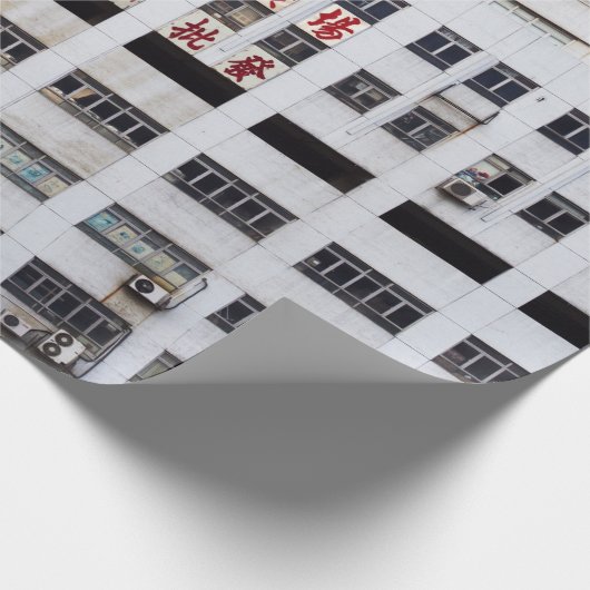 GRAY MULTISTORY BUILDING MET RED ORIENTAL SCRIPT CADEAUPAPIER (Hoek)