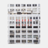GRAY MULTISTORY BUILDING MET RED ORIENTAL SCRIPT FLEECE DEKEN (Voorkant)