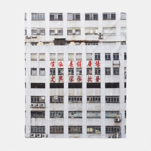 GRAY MULTISTORY BUILDING MET RED ORIENTAL SCRIPT FLEECE DEKEN (Voorkant)