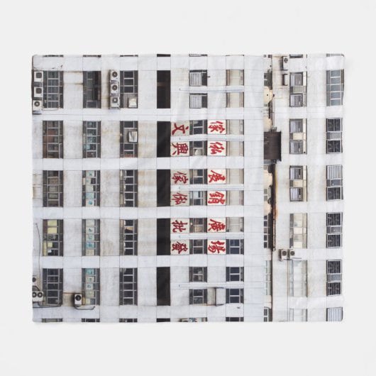 GRAY MULTISTORY BUILDING MET RED ORIENTAL SCRIPT FLEECE DEKEN (Voorkant (Horizontaal))