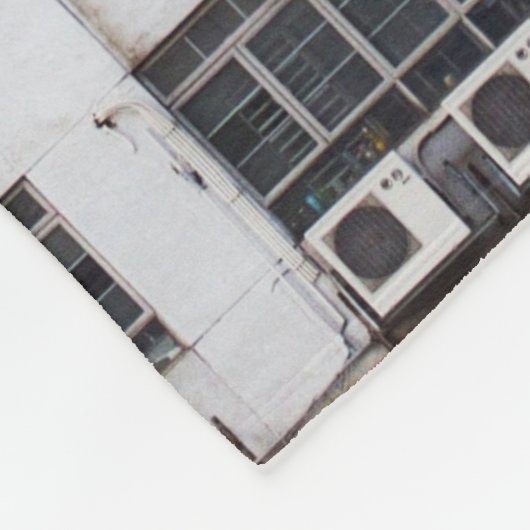 GRAY MULTISTORY BUILDING MET RED ORIENTAL SCRIPT FLEECE DEKEN (Hoek)