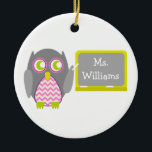 Gray Owl Pink Chevron leraar aan het bord Keramisch Ornament<br><div class="desc">Een versiering voor leraren met een afbeelding van een grijze uil die op het bord staat.  Owl heeft een roze chevron buik.  Personaliseer met jouw naam op karton.</div>