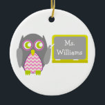 Gray Owl Pink Chevron leraar aan het bord Keramisch Ornament<br><div class="desc">Een versiering voor leraren met een afbeelding van een grijze uil die op het bord staat.  Owl heeft een roze chevron buik.  Personaliseer met jouw naam op karton.</div>