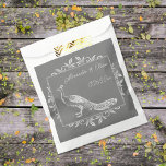 Gray Peacock Flourish Wedding Favor Bag Bedankzakje<br><div class="desc">Geef je gasten een huwelijksgunst met een stel Grijze Peacock Flourish Wedding Favor Bag. Het ontwerp van de tas is voorzien van een elegante pauw die is aangepast aan de bloei. Pas de bruidegom en de bruidnamen aan samen met de trouwdatum. Extra trouwbenodigdheden zijn ook beschikbaar bij dit ontwerp.</div>