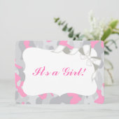Gray Pink Camo Baby shower Uitnodiging (Staand voorkant)