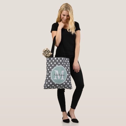 Gray Polka Dots, Mint Monogram & Gepersonaliseerde Tote Bag (Op model)