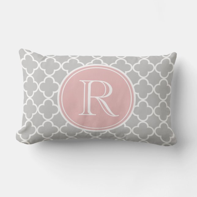 Gray Quatrefoil Patroon, Roze Monogram Kussen (Voorkant)
