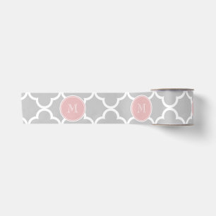 Gray Quatrefoil Patroon, Roze Monogram Satijnen Lint
