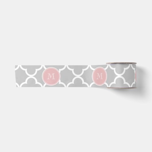 Gray Quatrefoil Patroon, Roze Monogram Satijnen Lint (Voorkant)