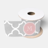 Gray Quatrefoil Patroon, Roze Monogram Satijnen Lint (Spoel)