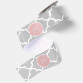 Gray Quatrefoil Patroon, Roze Monogram Satijnen Lint (Achterkant)