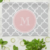 Gray Quatrefoil Patroon, Roze Monogram Theedoek (Gevouwen)