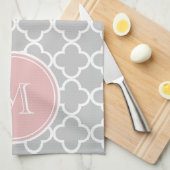 Gray Quatrefoil Patroon, Roze Monogram Theedoek (Quarter Fold)