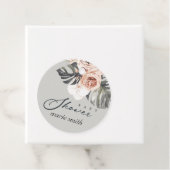 GRAY RUST BLUSH MONSTERA FLORAL BABY SHOWER BEDANKJES LABELS (In situ)