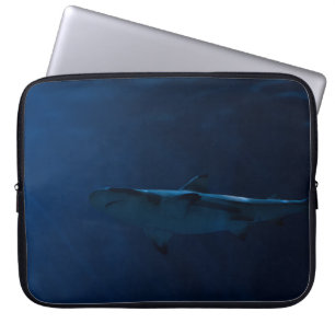 GRAY SHARK IN LICHAAM WATER LAPTOP SLEEVE