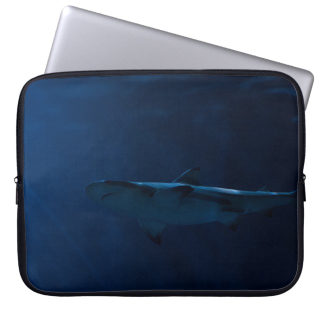 GRAY SHARK IN LICHAAM WATER LAPTOP SLEEVE (Voorkant)