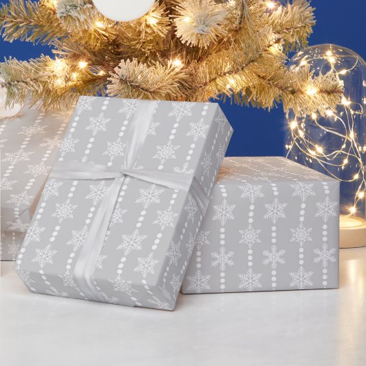 Gray Silver en White Kerstmis Snowflakes Patroon Cadeaupapier (Feestdagen)